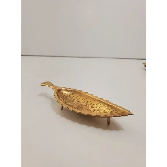 Solid brass vintage floral / flower / plant leaf design tray / ashtray|| India - Picture 4 of 10